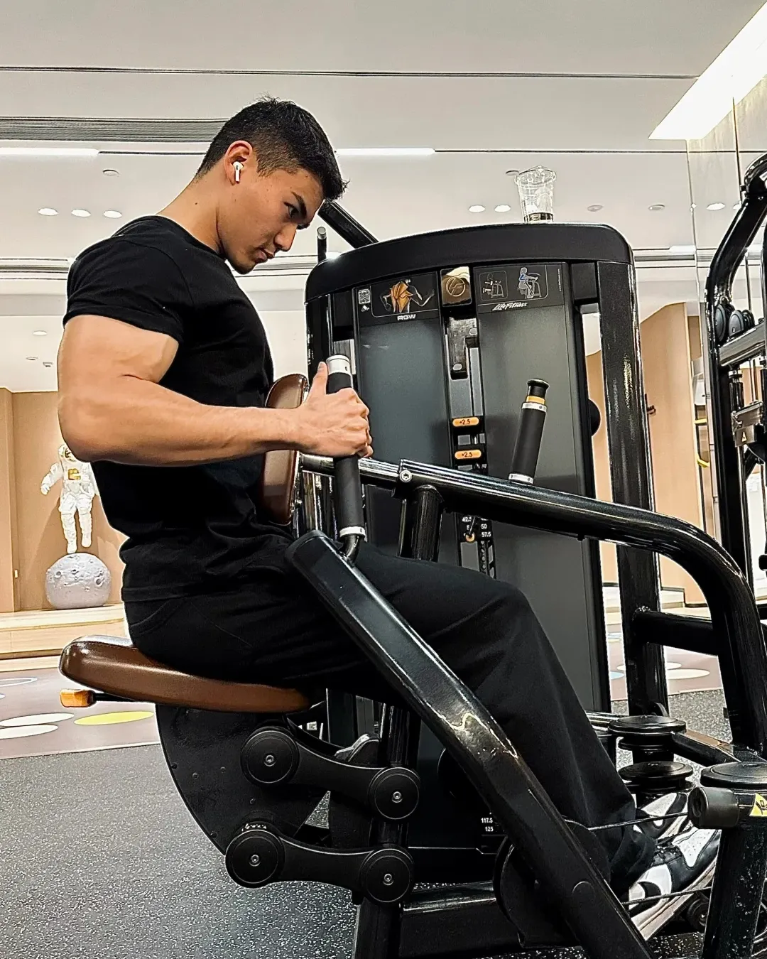 26岁法学硕士健身博主，饱满胸肌硬朗腹肌，这身肌肉在果冻海里镀上蜜糖更诱人 - 51虹马