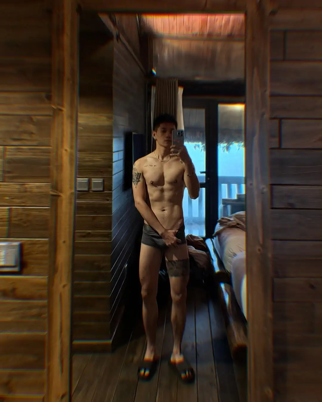 大长腿薄肌男，在家放飞自我 - 51虹马