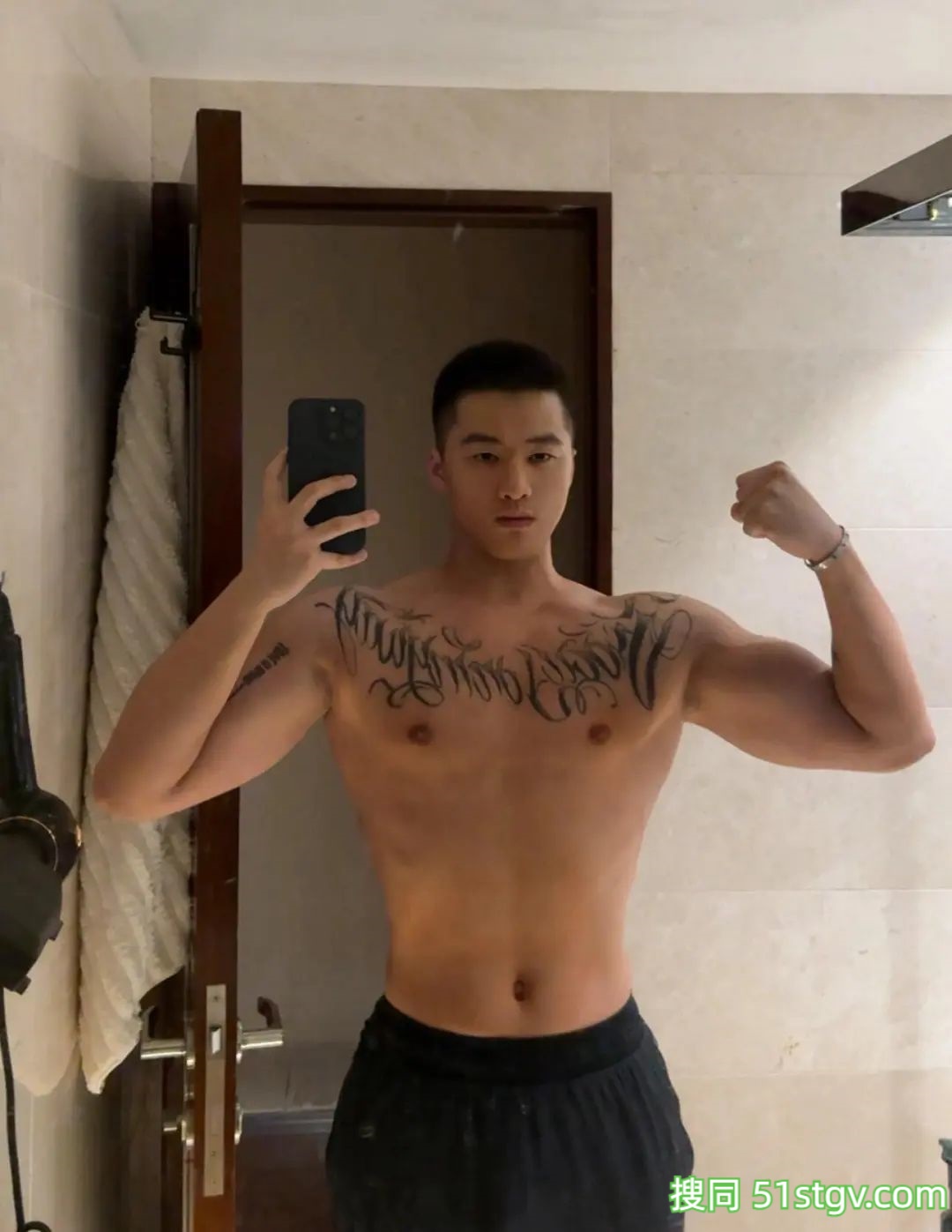 黑皮粗壮的体育生 - 51虹马