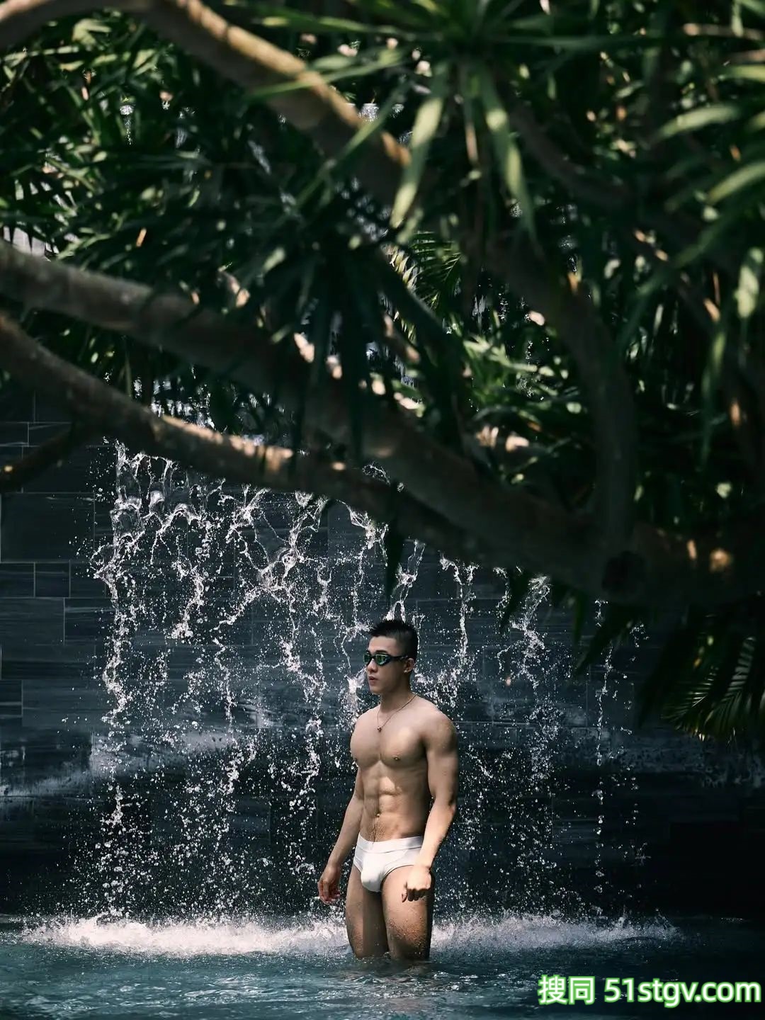 谁家老公，腹肌身材这么帅 - 51虹马