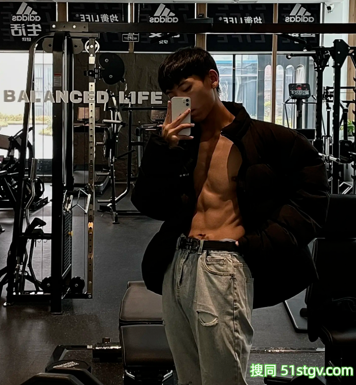 24岁四川绵阳体育生，黑皮雕刻腹肌人鱼线，这嘎嘣脆线条靠2000卡日练铸就 - 51虹马