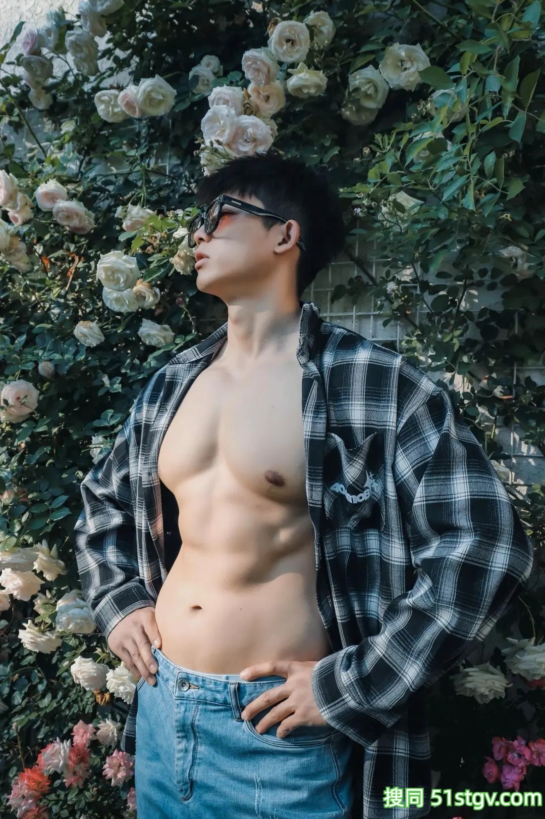 直男体育生，倒三角身材，力量感爆棚 - 51虹马