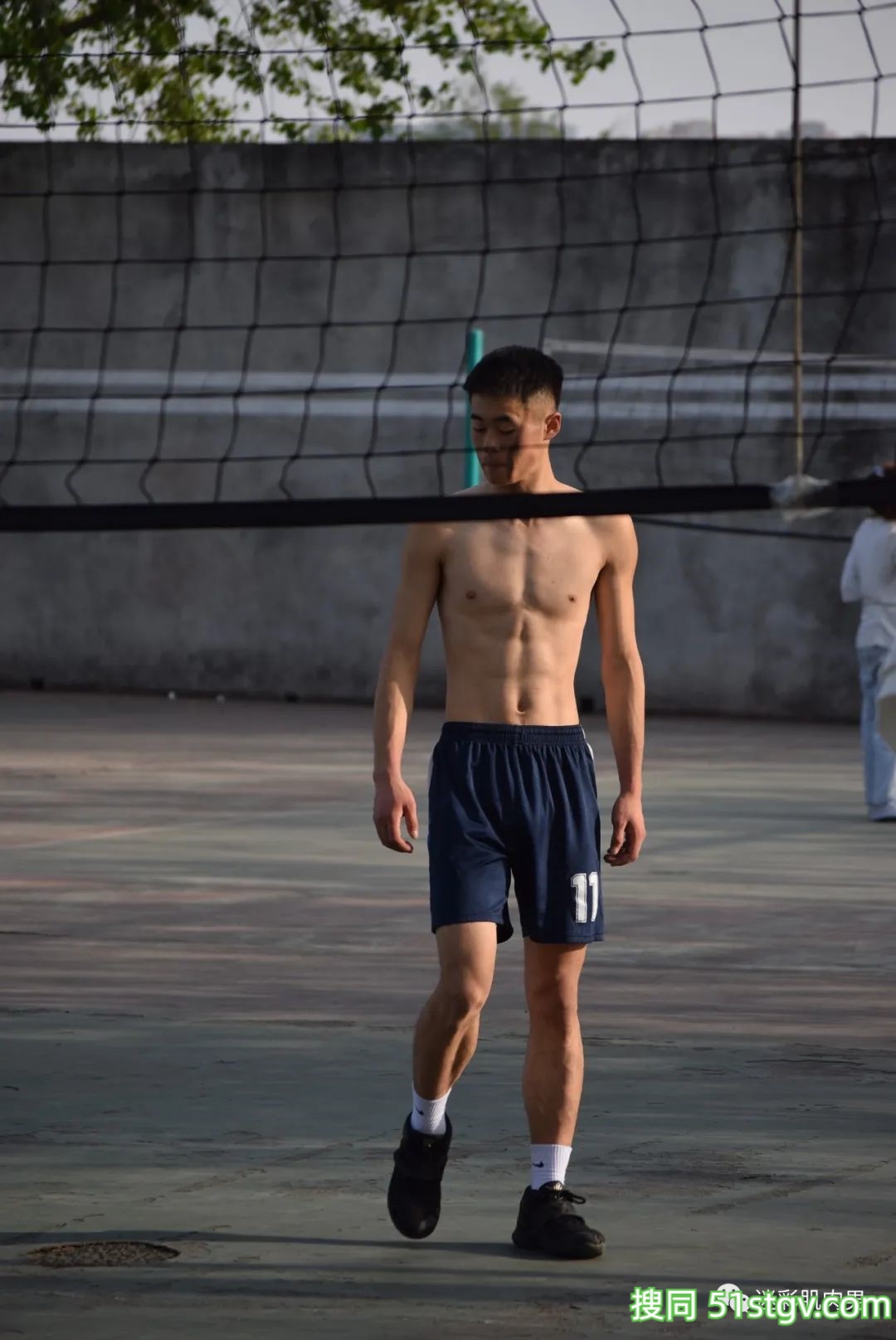 操场上打球扒衣服的体育生!-51虹马