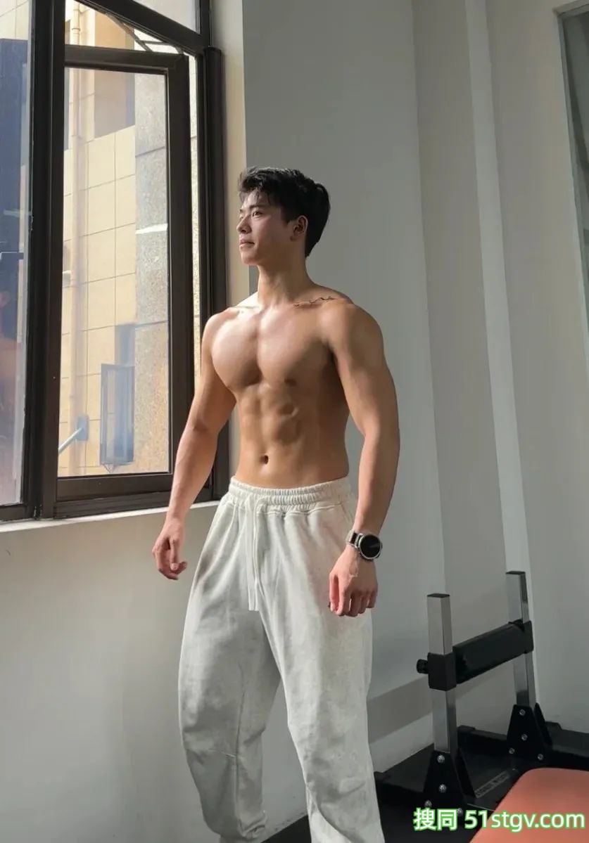 23岁浙江温州健身教练，性感胸肌腹肌鲨鱼线，这雕刻巧克力腹肌让全网女生疯狂舔屏‌-51虹马