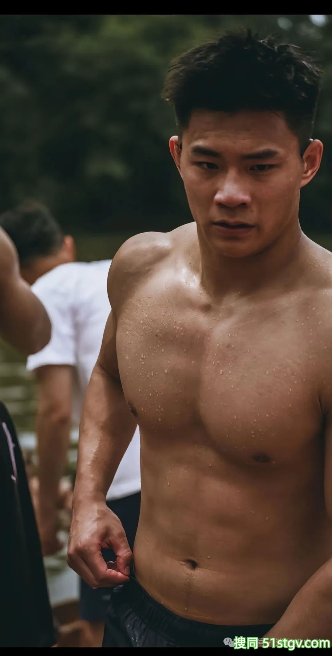 划龙舟的黑皮男耐力太强了!粗壮长腿湿透谁不心动! - 51虹马 划龙舟的黑皮男耐力太强了!粗壮长腿湿透谁不心动! - 51虹马