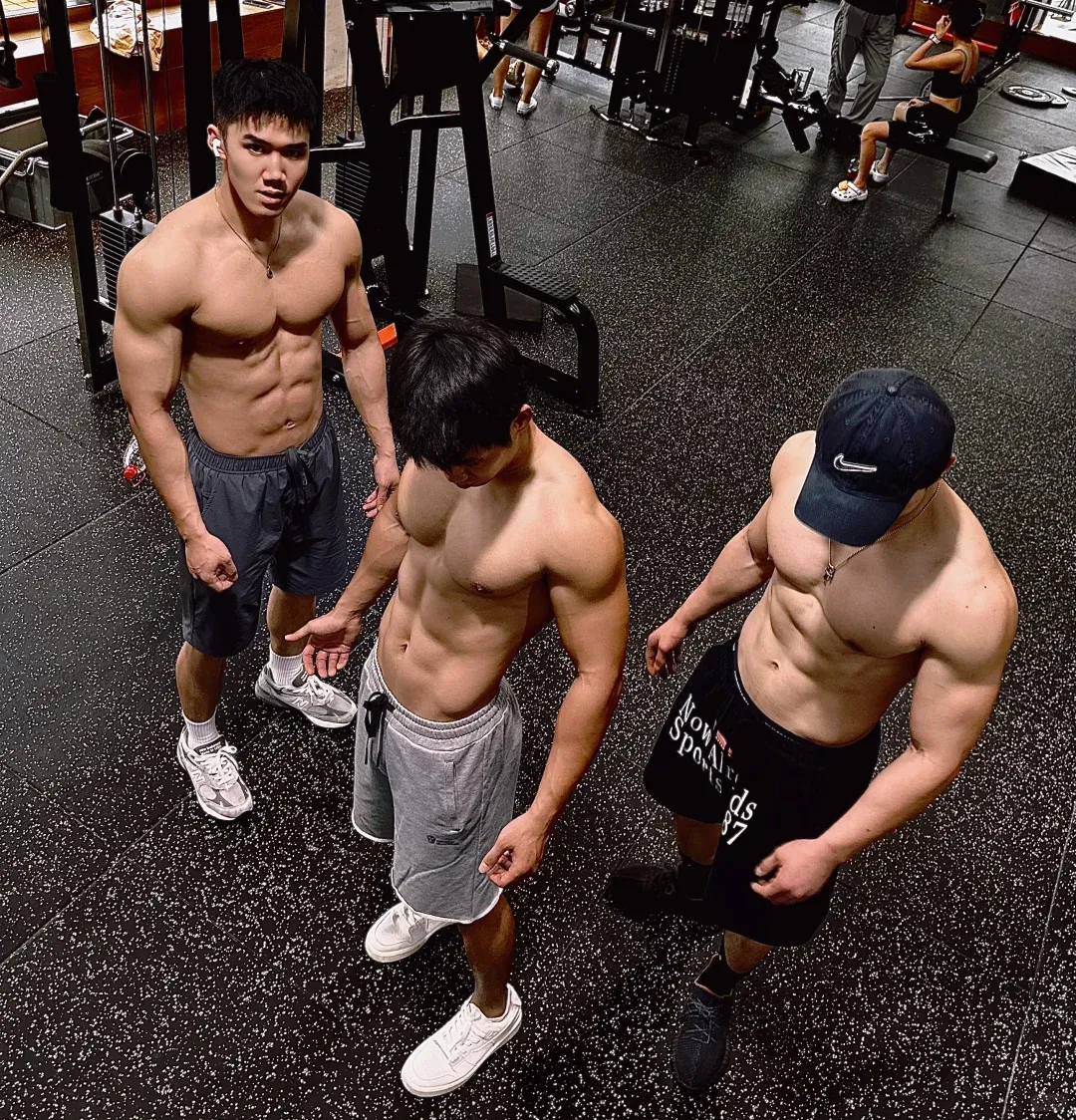 26岁浙江健身小哥,嘎嘣脆黑皮八块腹肌,这青筋暴起手臂结实背阔肌够Man吧 - 51虹马 26岁浙江健身小哥,嘎嘣脆黑皮八块腹肌,这青筋暴起手臂结实背阔肌够Man吧 - 51虹马