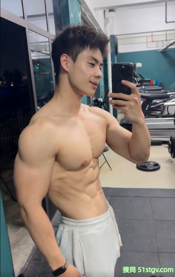 22岁北京健身博主，棱角腹肌鲨鱼肌，这鲨鱼肌在镜头前炸裂展现 - 51虹马