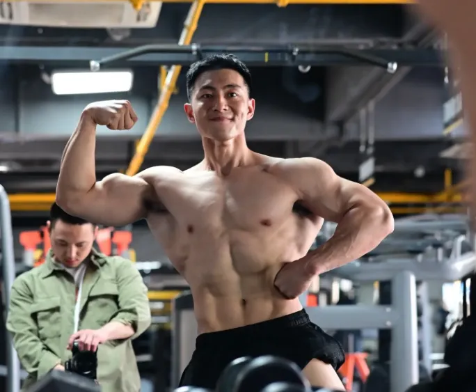 29岁成都健身教练，狂暴肩公狗腰，这筋肉钢炮绝了，想跟他练 - 51虹马