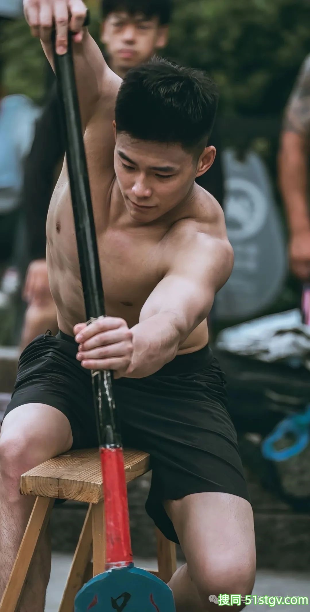 划龙舟的黑皮男耐力太强了!粗壮长腿湿透谁不心动! - 51虹马 划龙舟的黑皮男耐力太强了!粗壮长腿湿透谁不心动! - 51虹马