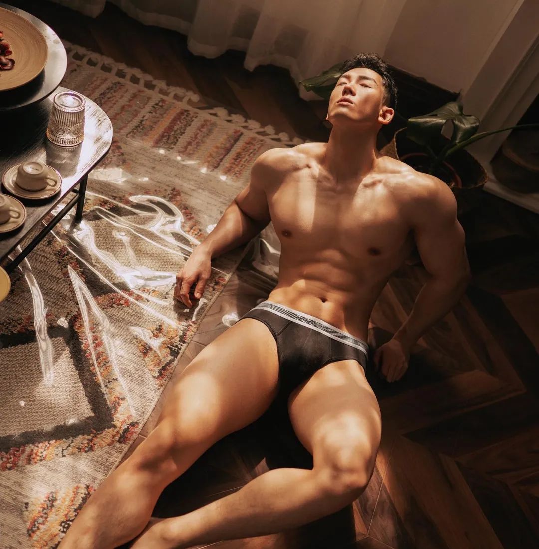 27岁巴黎海归男模,痞帅太平洋肩膀公狗腰,这大胸肌在温泉里泡着太撩人了 - 51虹马 27岁巴黎海归男模,痞帅太平洋肩膀公狗腰,这大胸肌在温泉里泡着太撩人了 - 51虹马