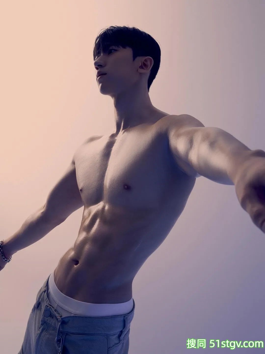 奶香奶香的男模，腹肌身材超好看 - 51虹马