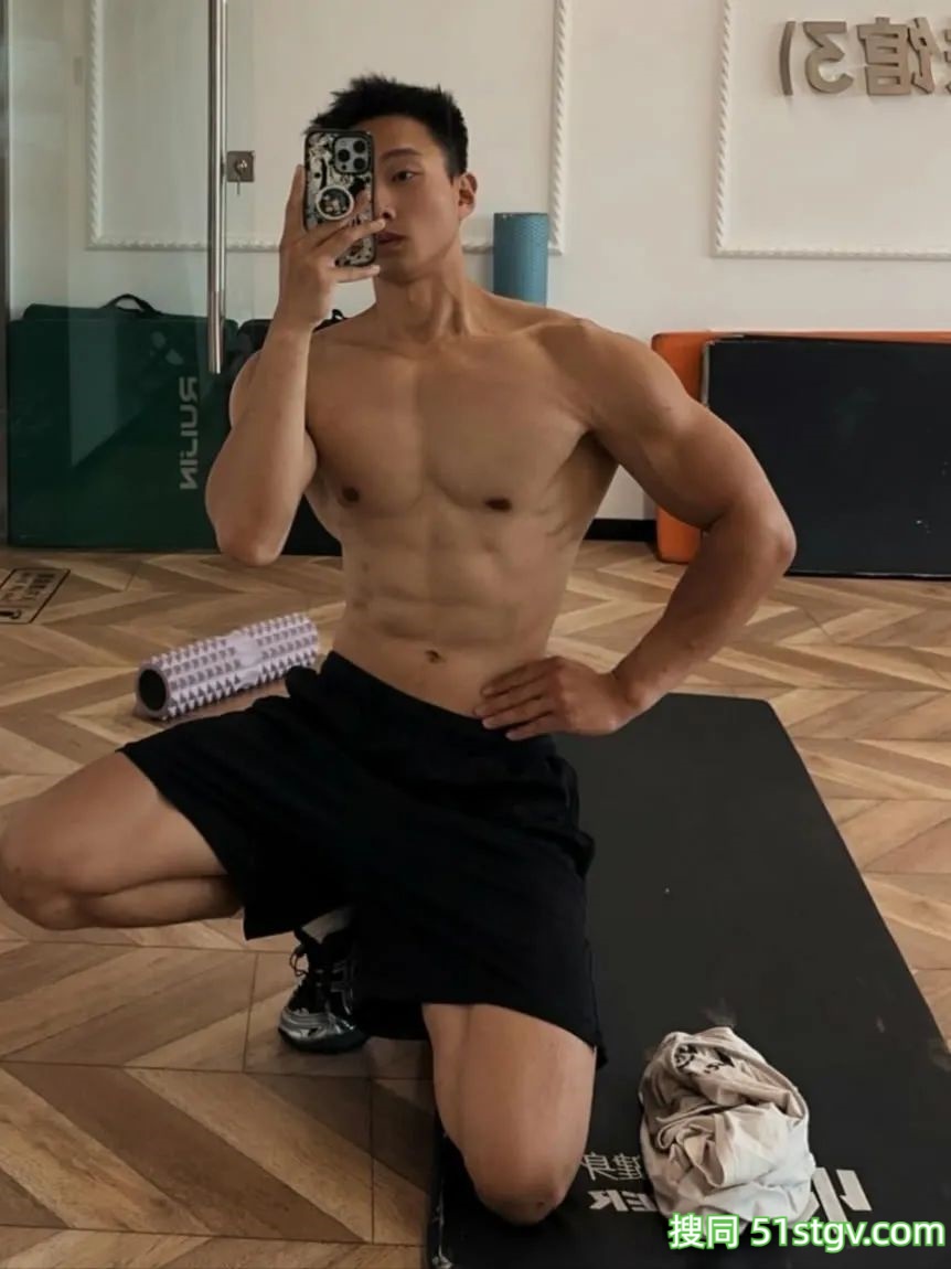 黑皮体育生，大长腿健硕的身材 - 51虹马