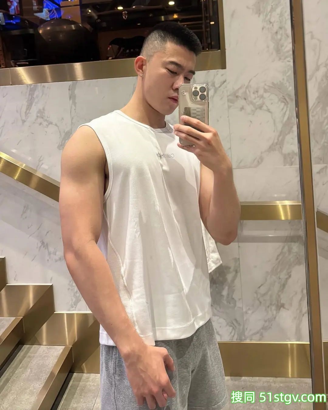 谁家老公，腹肌身材这么帅 - 51虹马