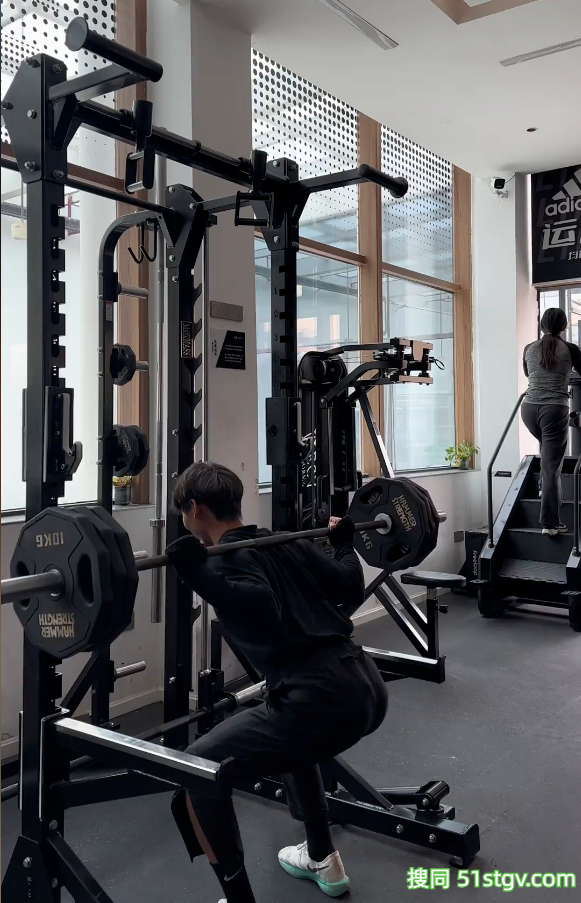 24岁四川绵阳体育生，黑皮雕刻腹肌人鱼线，这嘎嘣脆线条靠2000卡日练铸就 - 51虹马