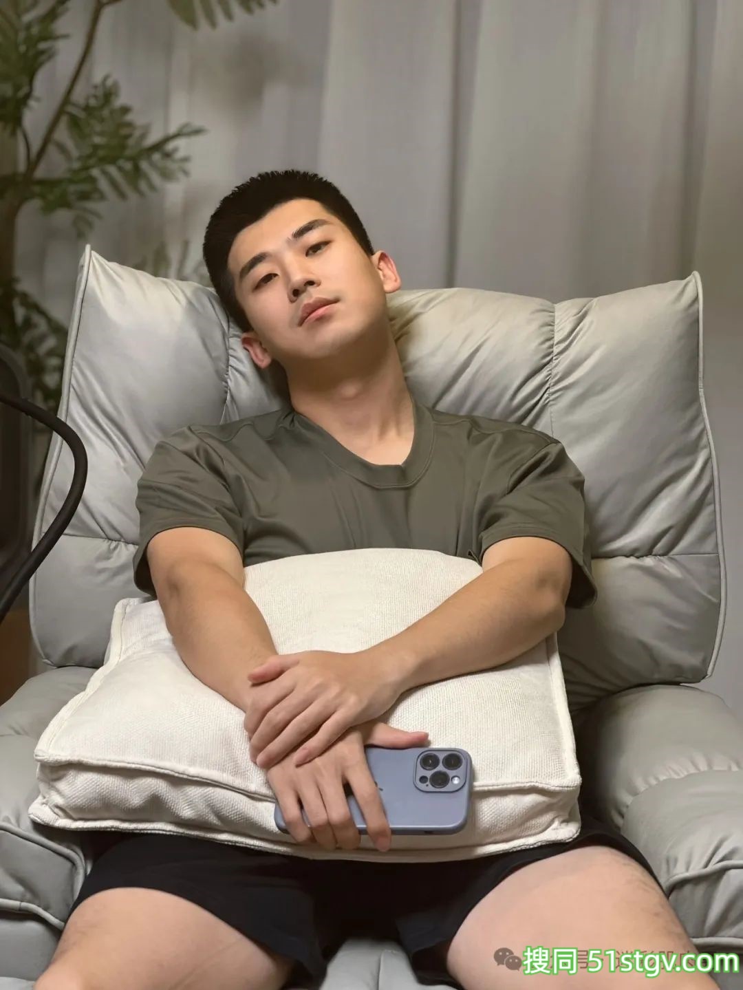 男空少运动裤穿的太短183CM的大长腿藏不住了! - 51虹马 男空少运动裤穿的太短183CM的大长腿藏不住了! - 51虹马