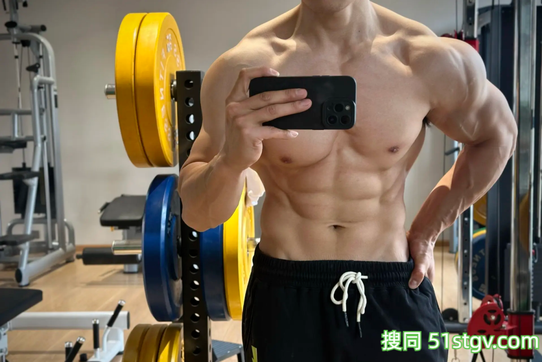 29岁成都健身教练，狂暴肩公狗腰，这筋肉钢炮绝了，想跟他练 - 51虹马