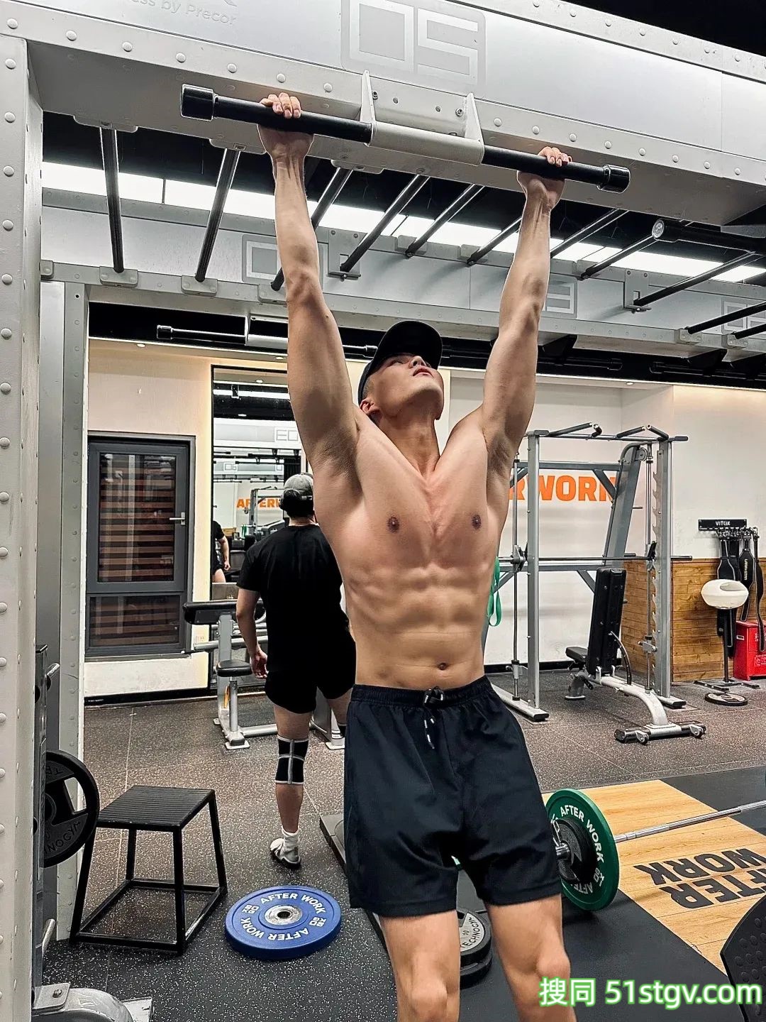 26岁法学硕士健身博主，饱满胸肌硬朗腹肌，这身肌肉在果冻海里镀上蜜糖更诱人 - 51虹马