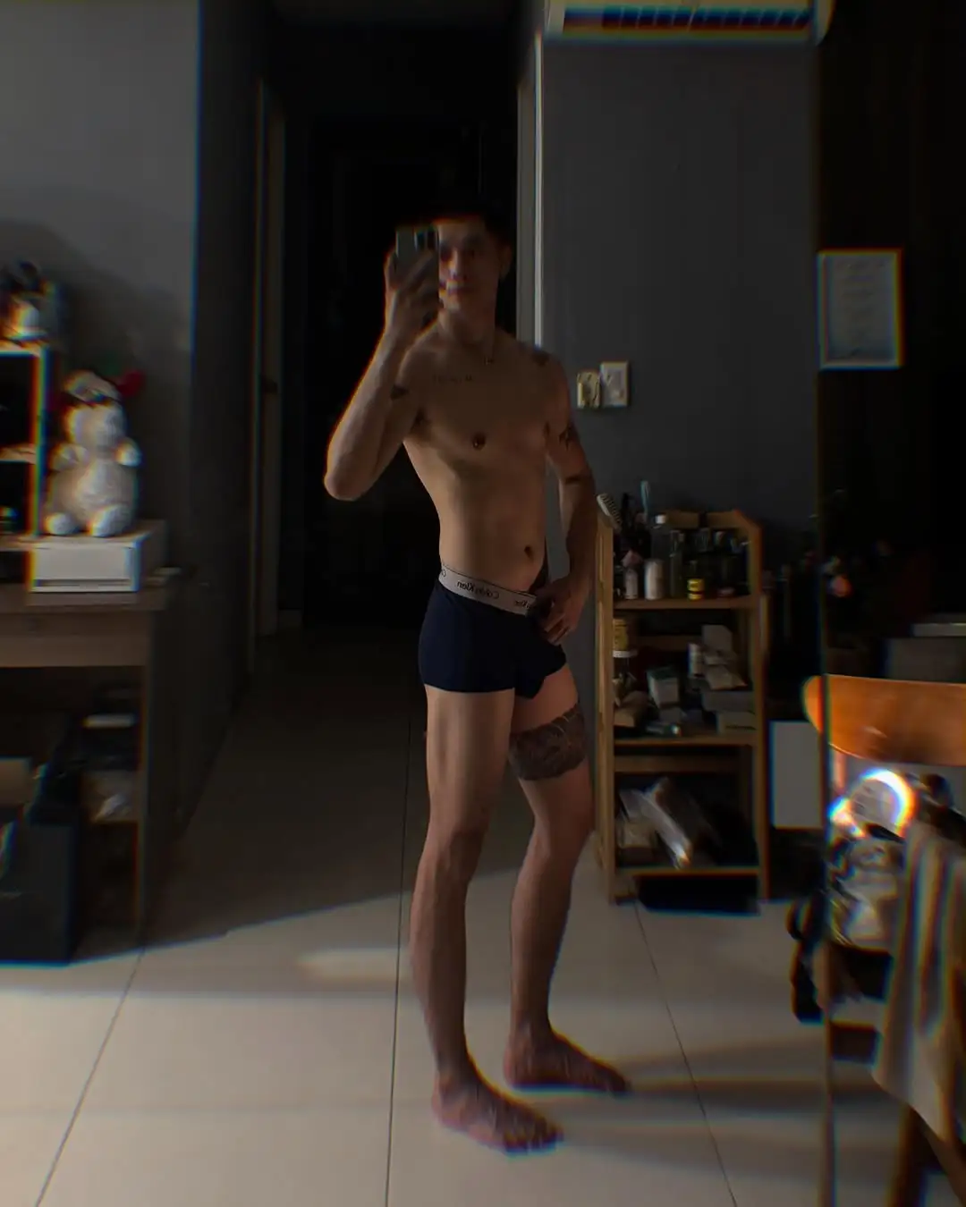 大长腿薄肌男，在家放飞自我 - 51虹马