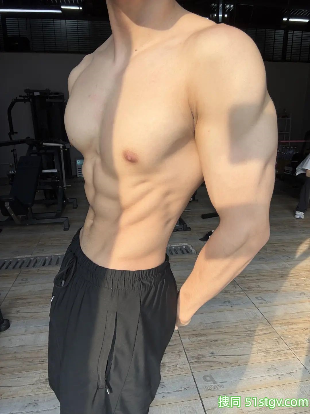 越练越大，好看的腹肌身材 - 51虹马