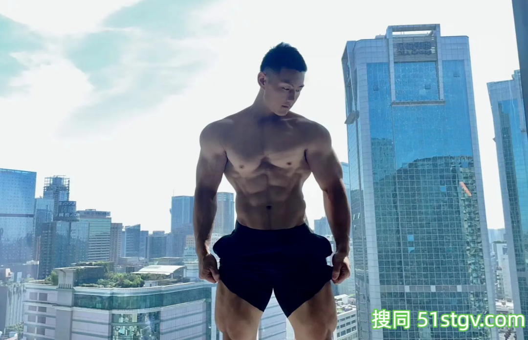29岁成都健身教练，狂暴肩公狗腰，这筋肉钢炮绝了，想跟他练-51虹马
