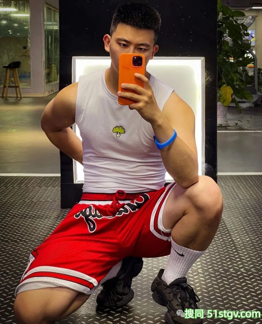 穿白短裤换衣间自拍的小哥长得真强大!太可了! - 51虹马 穿白短裤换衣间自拍的小哥长得真强大!太可了! - 51虹马