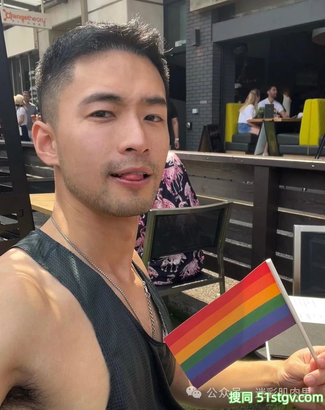 海边腹肌男盯着看不够呀！！ - 51虹马