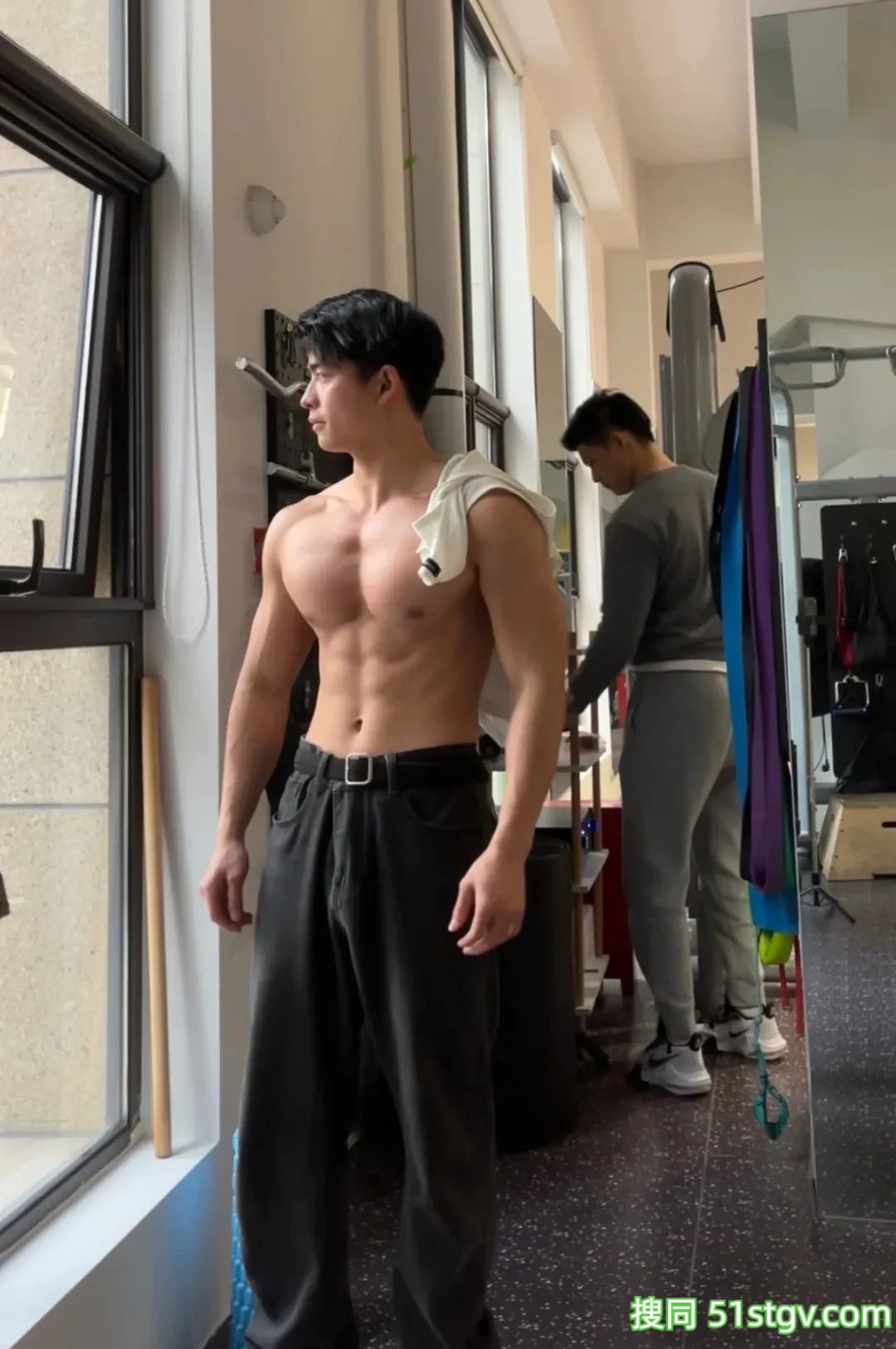 23岁浙江温州健身教练，性感胸肌腹肌鲨鱼线，这雕刻巧克力腹肌让全网女生疯狂舔屏‌ - 51虹马