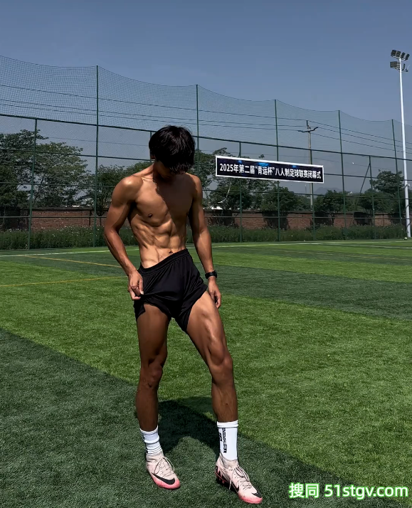 24岁四川绵阳体育生，黑皮雕刻腹肌人鱼线，这嘎嘣脆线条靠2000卡日练铸就 - 51虹马