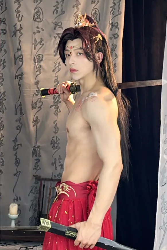 25岁南京肌肉系顶流NPC，冷白皮腹肌美背，这八块腹肌在灯光下动得人心痒痒 - 51虹马