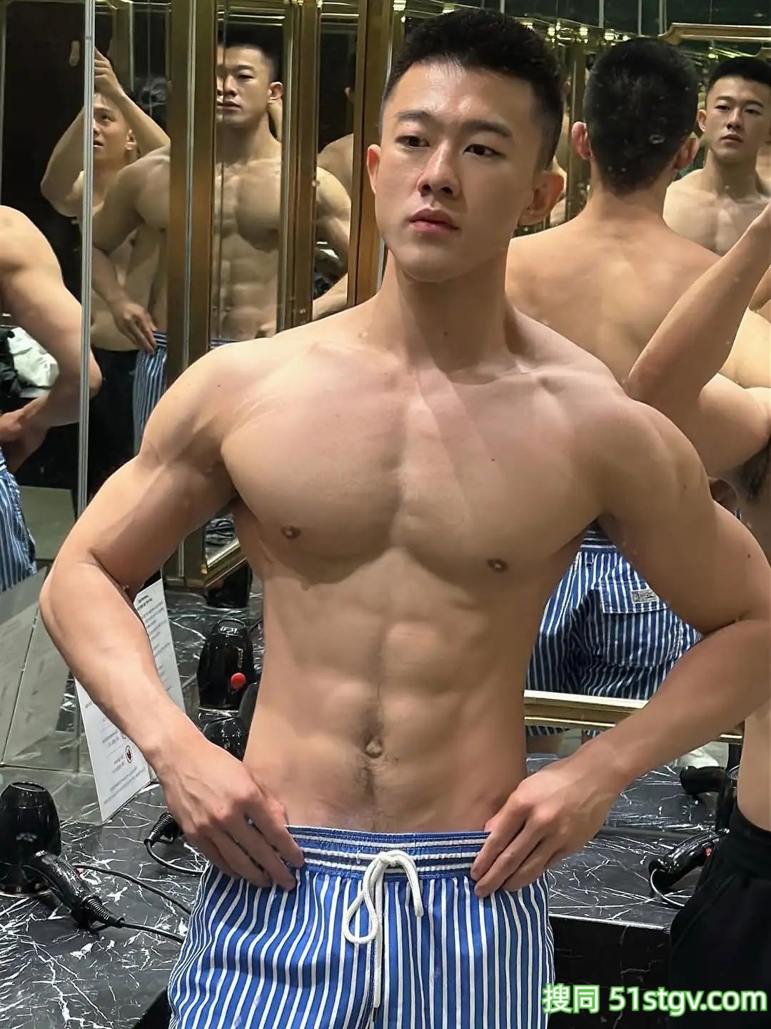 谁家老公，腹肌身材这么帅 - 51虹马