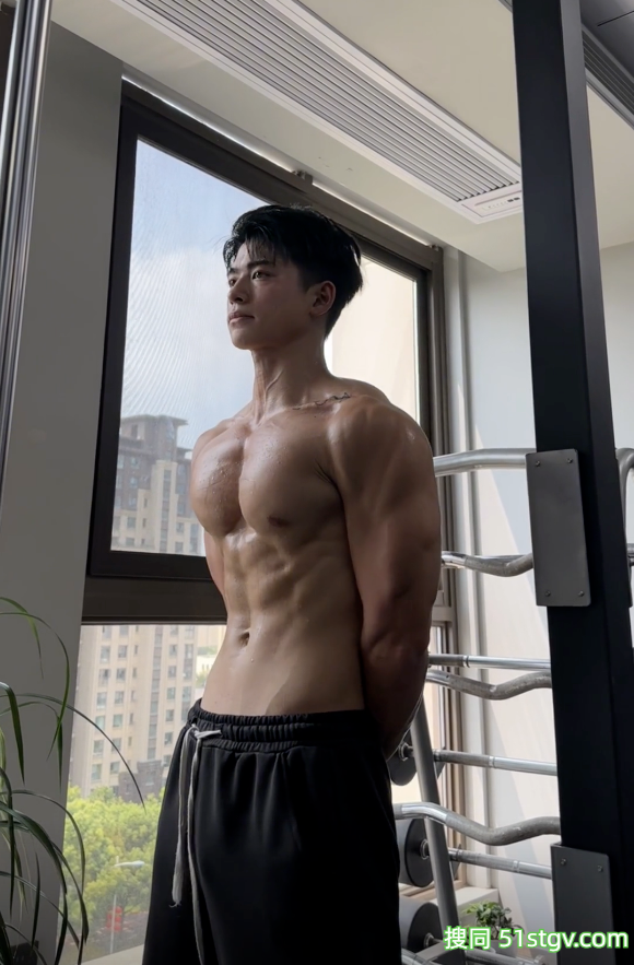 23岁浙江温州健身教练，性感胸肌腹肌鲨鱼线，这雕刻巧克力腹肌让全网女生疯狂舔屏‌ - 51虹马