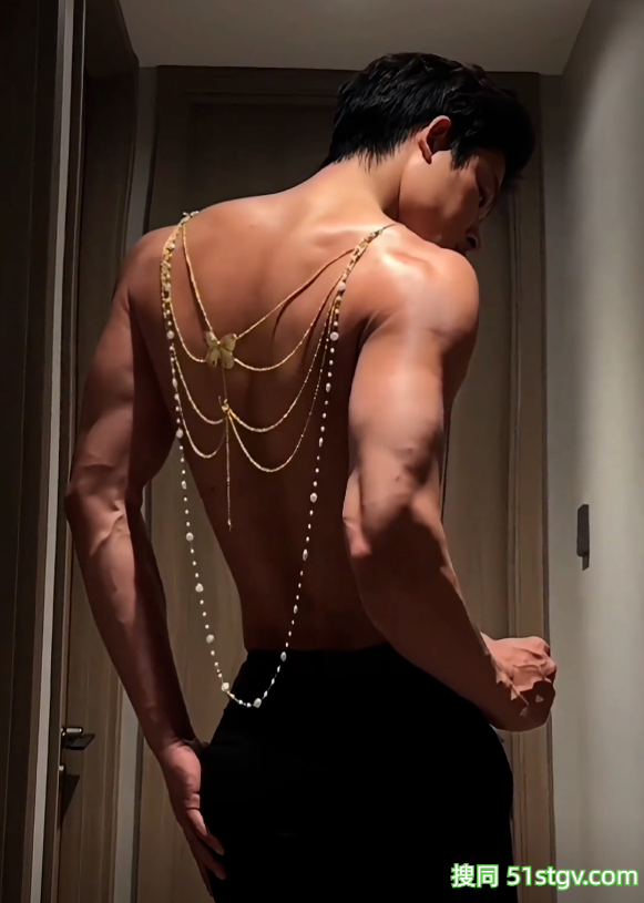 25岁南京肌肉系顶流NPC，冷白皮腹肌美背，这八块腹肌在灯光下动得人心痒痒 - 51虹马