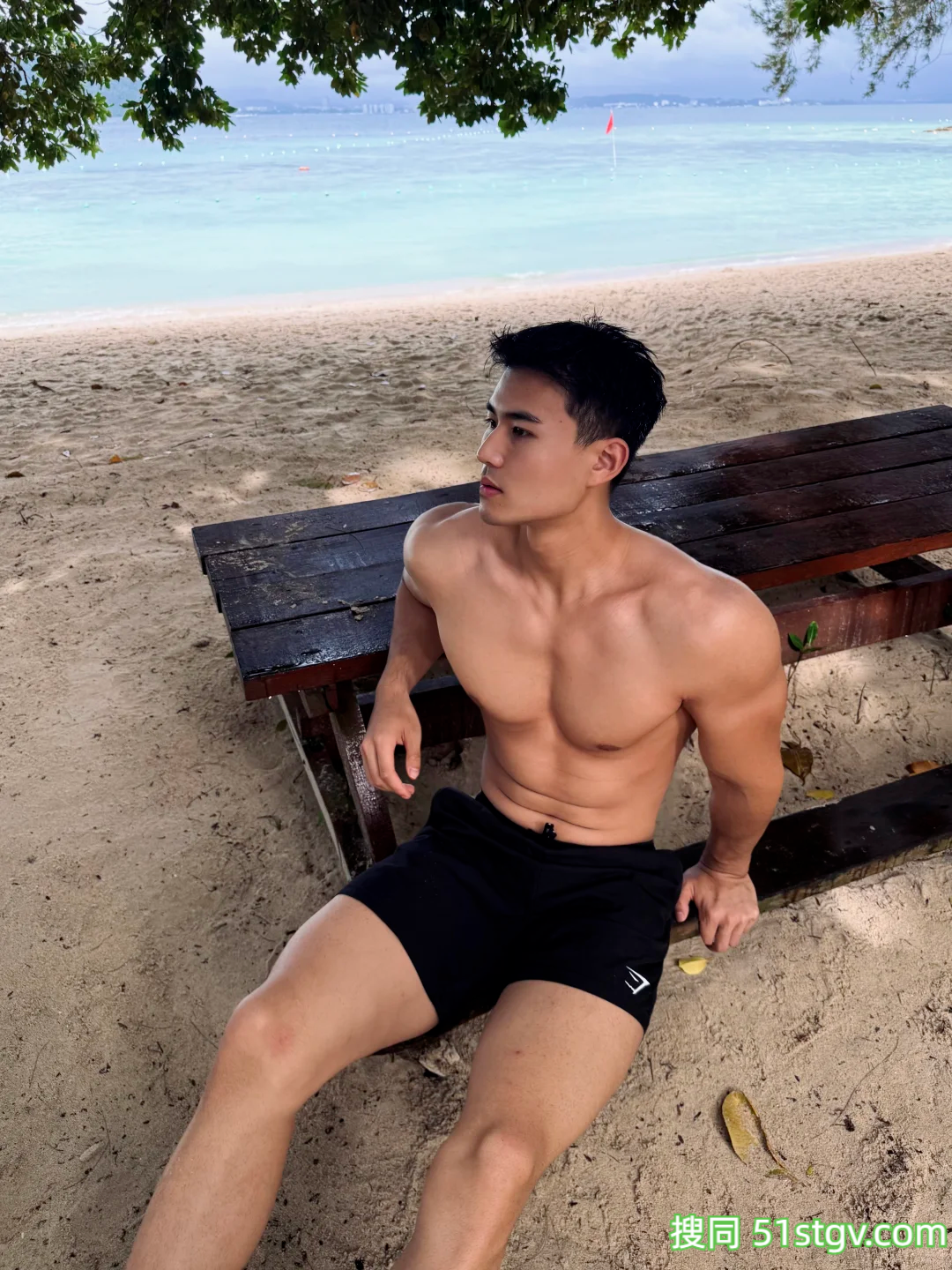 26岁法学硕士健身博主，饱满胸肌硬朗腹肌，这身肌肉在果冻海里镀上蜜糖更诱人 - 51虹马