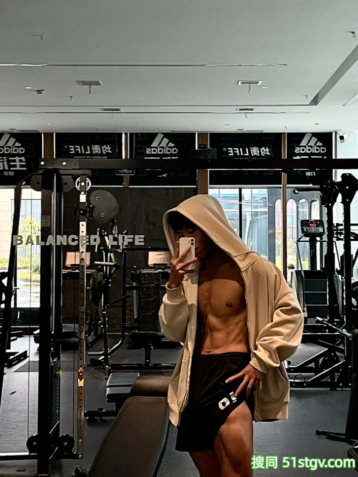 24岁四川绵阳体育生，黑皮雕刻腹肌人鱼线，这嘎嘣脆线条靠2000卡日练铸就 - 51虹马