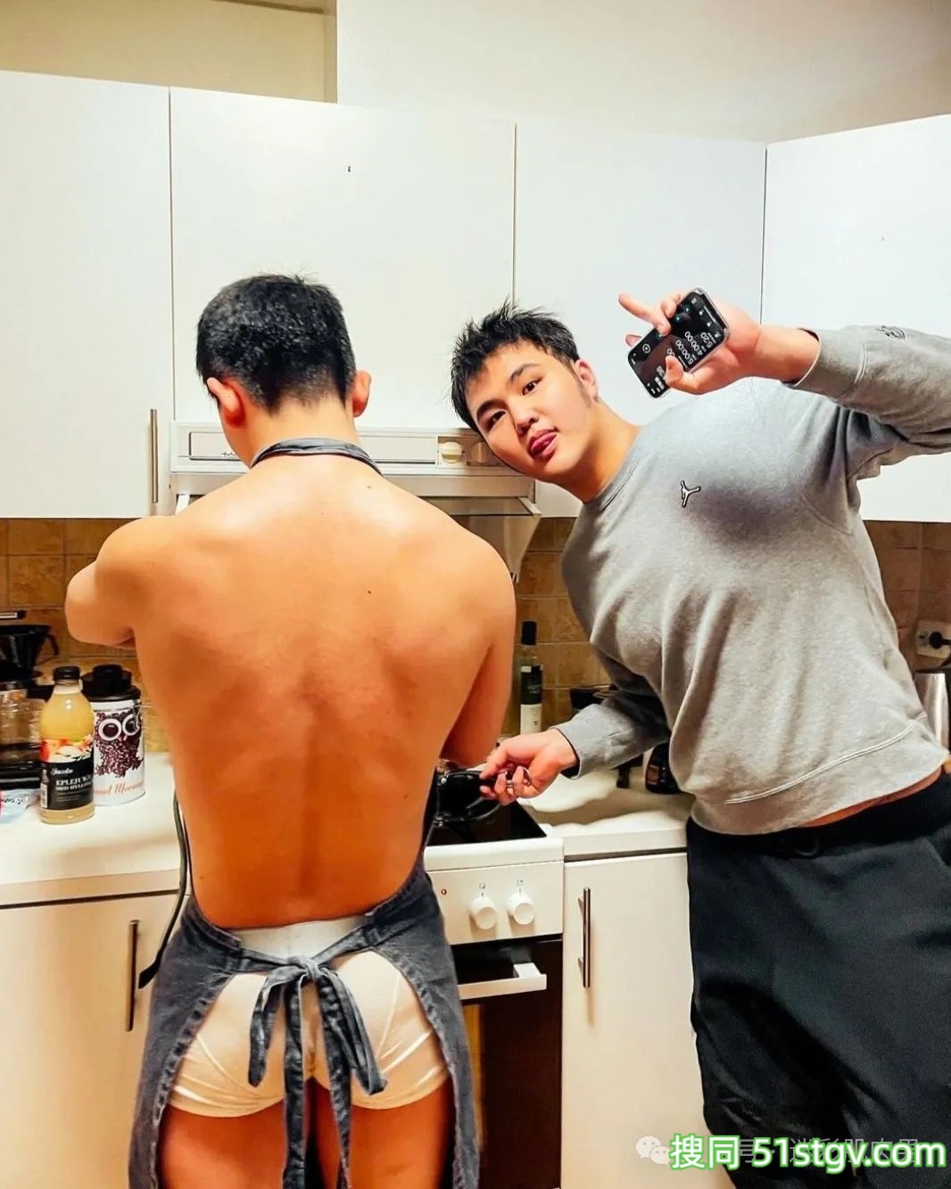 穿白短裤换衣间自拍的小哥长得真强大!太可了! - 51虹马 穿白短裤换衣间自拍的小哥长得真强大!太可了! - 51虹马