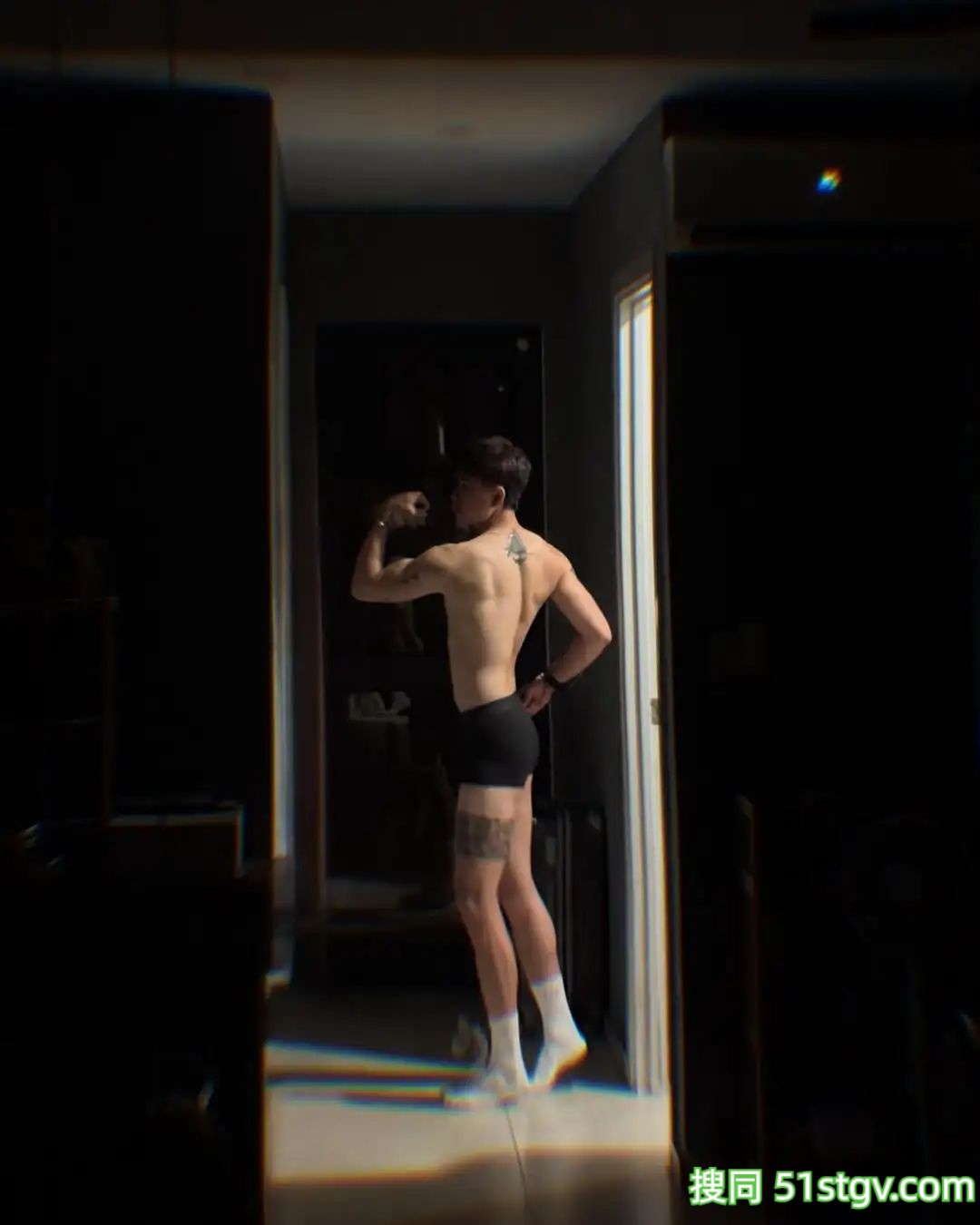 大长腿薄肌男，在家放飞自我 - 51虹马