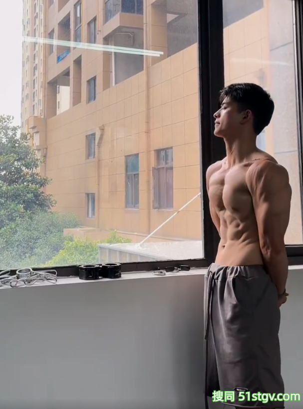 23岁浙江温州健身教练，性感胸肌腹肌鲨鱼线，这雕刻巧克力腹肌让全网女生疯狂舔屏‌ - 51虹马