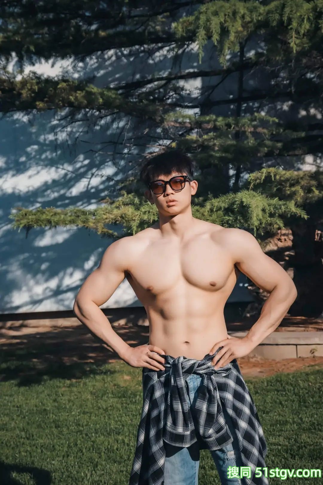 直男体育生，倒三角身材，力量感爆棚 - 51虹马