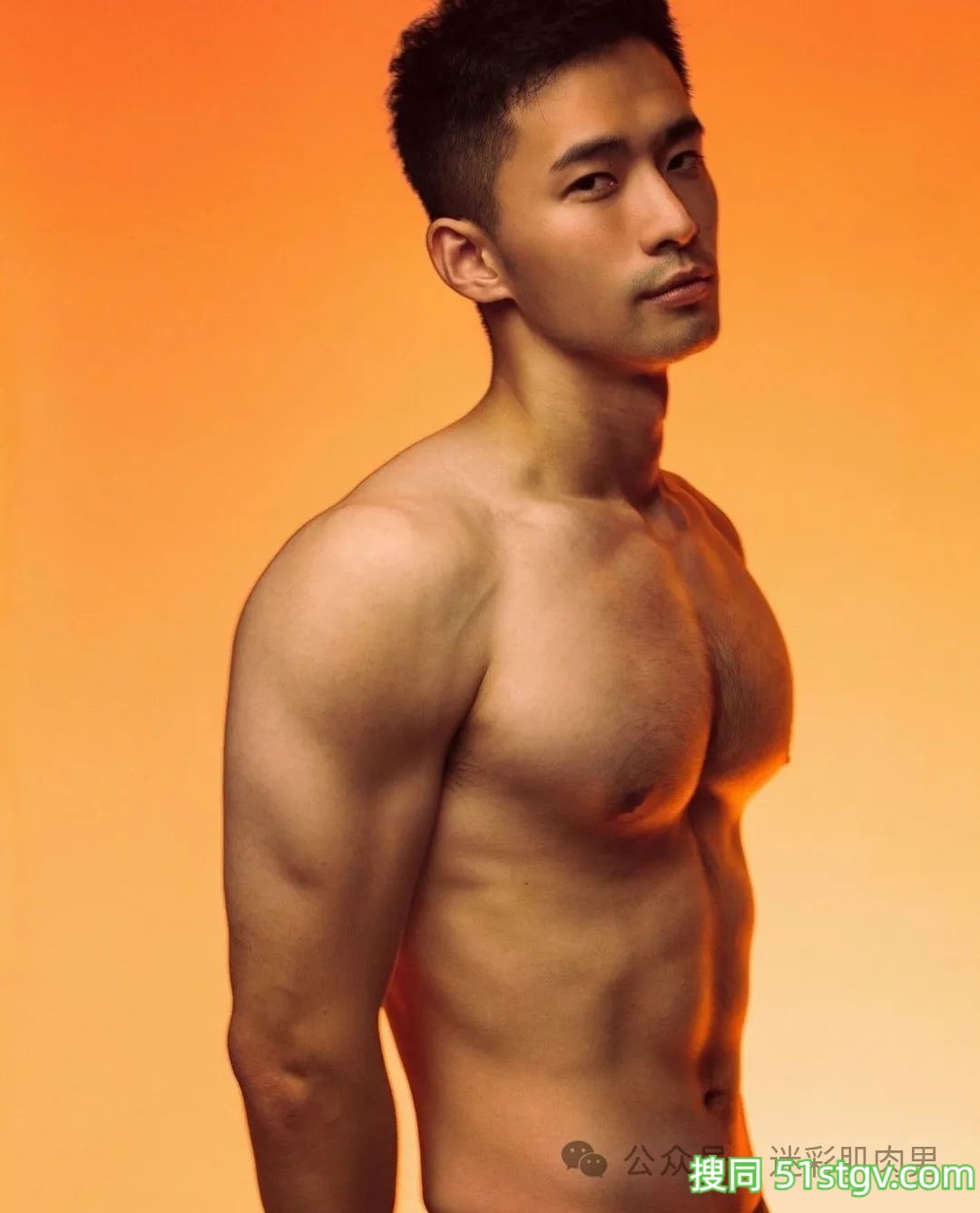 海边腹肌男盯着看不够呀！！ - 51虹马