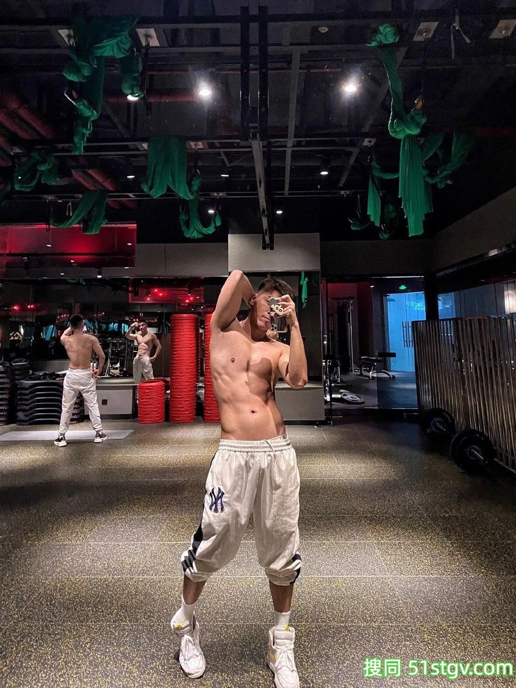 换衣间里穿灰裤子的小哥! - 51虹马 换衣间里穿灰裤子的小哥! - 51虹马