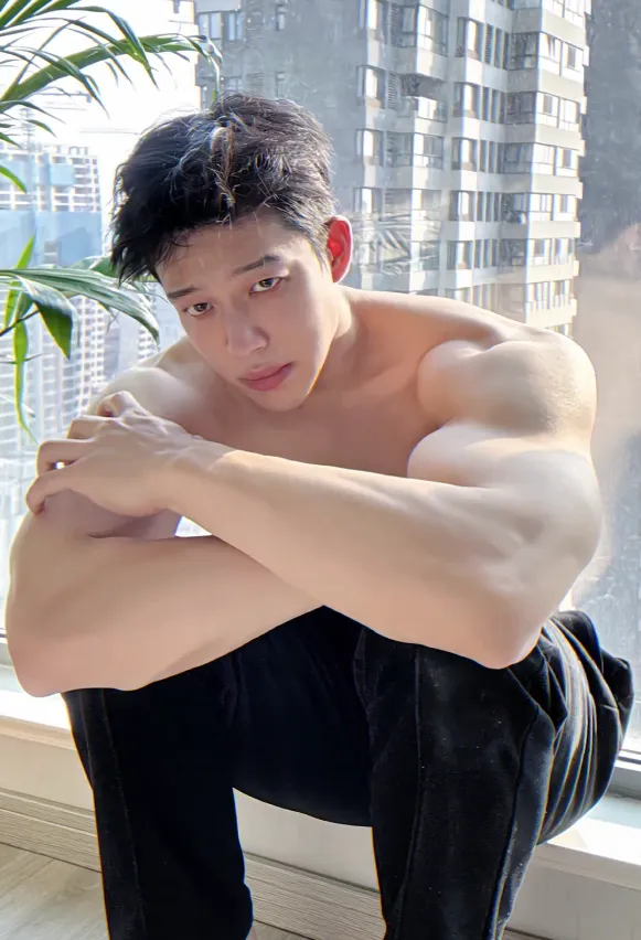 25岁南京肌肉系顶流NPC，冷白皮腹肌美背，这八块腹肌在灯光下动得人心痒痒 - 51虹马