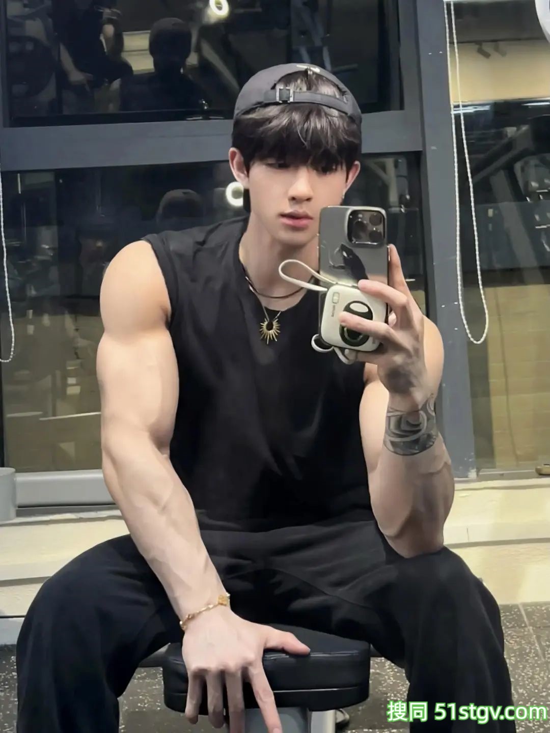 小奶狗的脸，大狼狗的身材，宽肩窄腰 - 51虹马