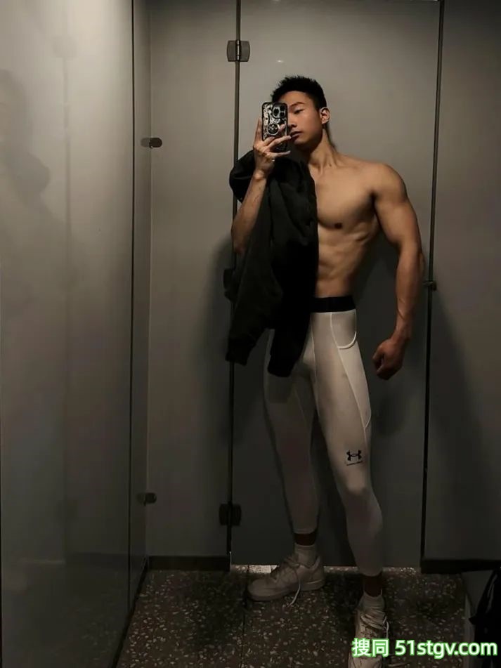 黑皮体育生，大长腿健硕的身材 - 51虹马