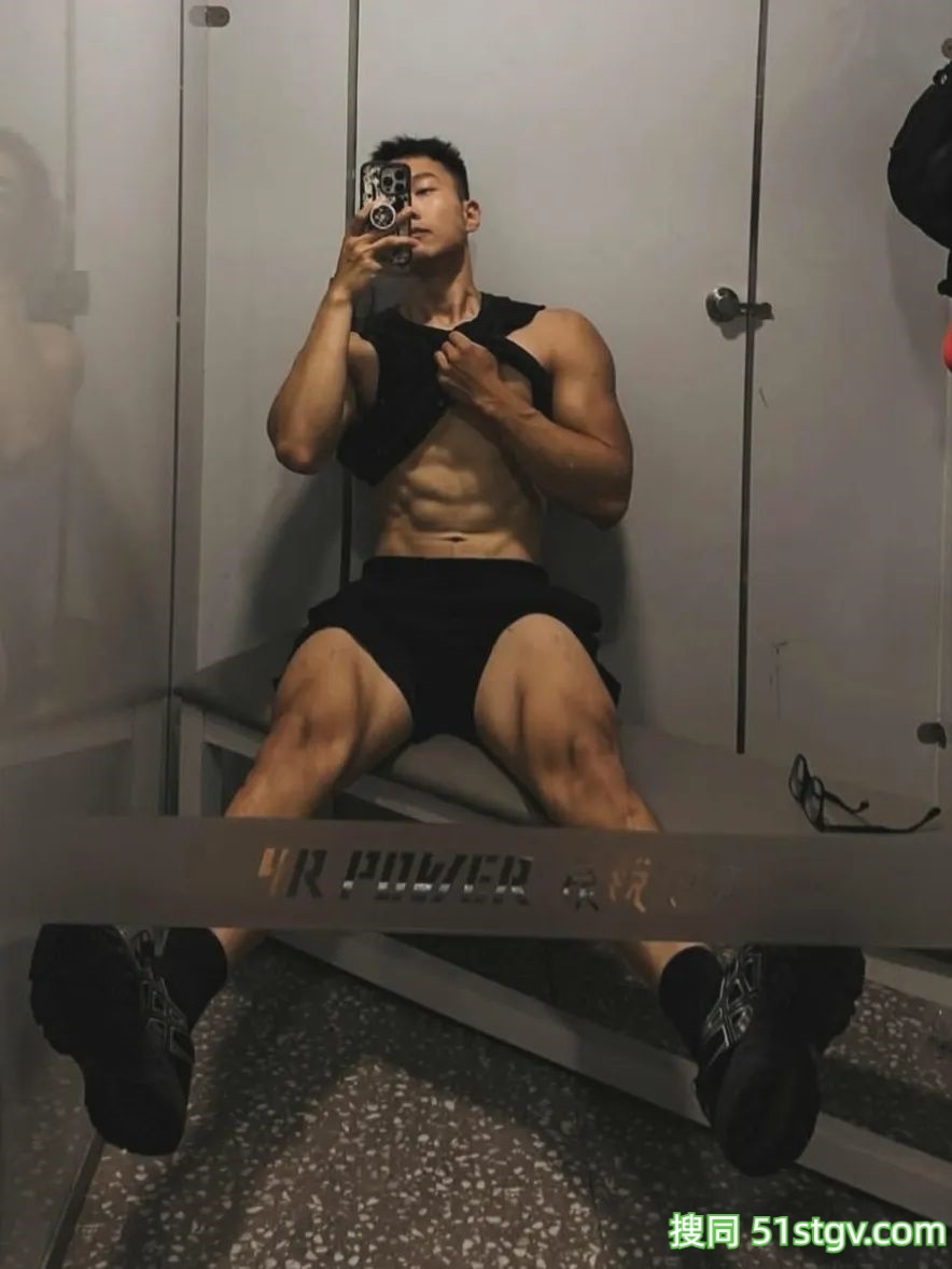 黑皮体育生，大长腿健硕的身材 - 51虹马