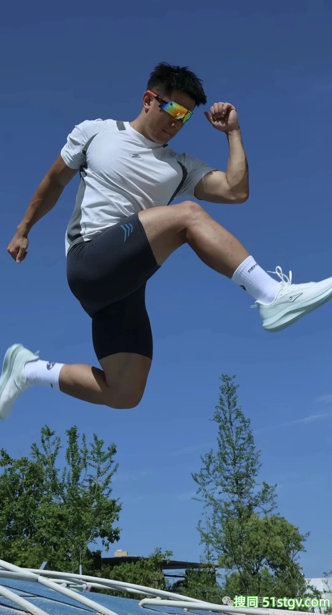 成都体院的运动男跑步，这粗壮长腿穿的太紧啦！ - 51虹马