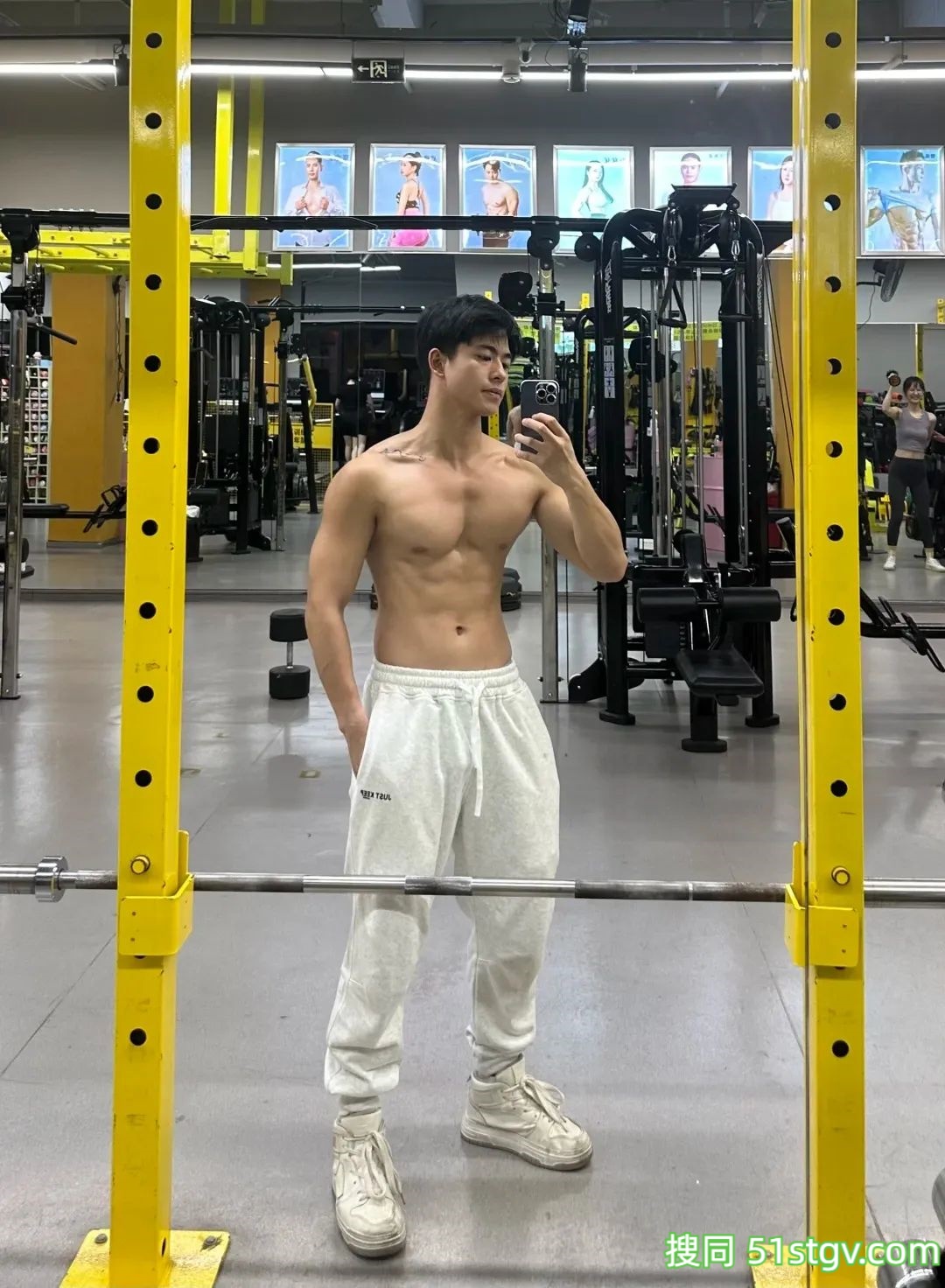 23岁浙江温州健身教练，性感胸肌腹肌鲨鱼线，这雕刻巧克力腹肌让全网女生疯狂舔屏‌ - 51虹马