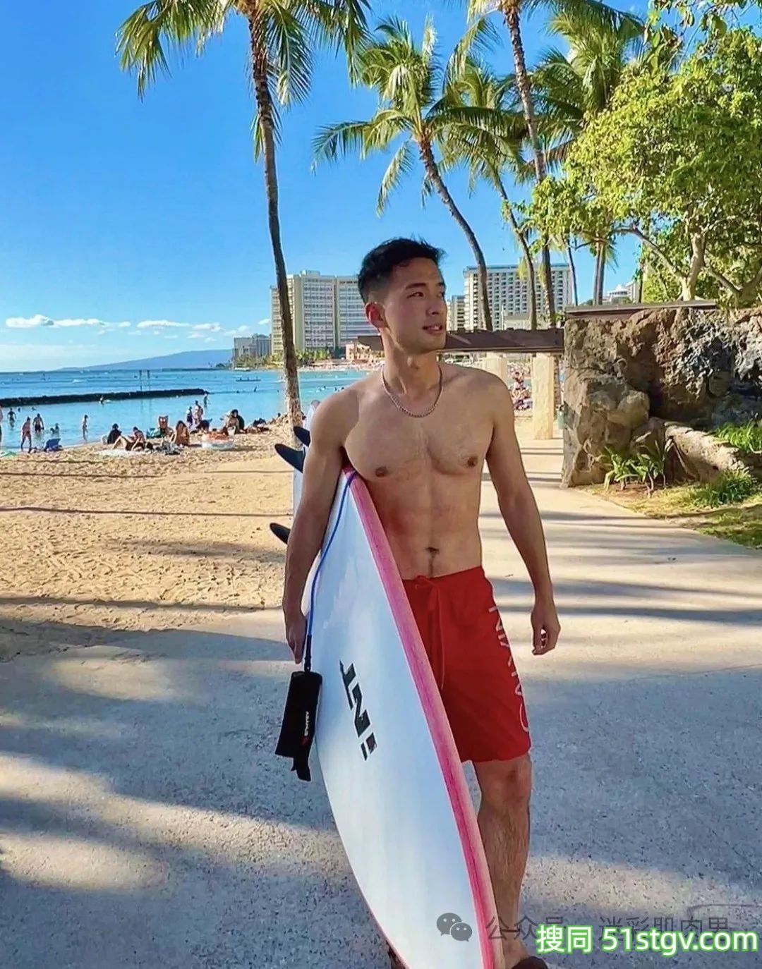 海边腹肌男盯着看不够呀！！ - 51虹马