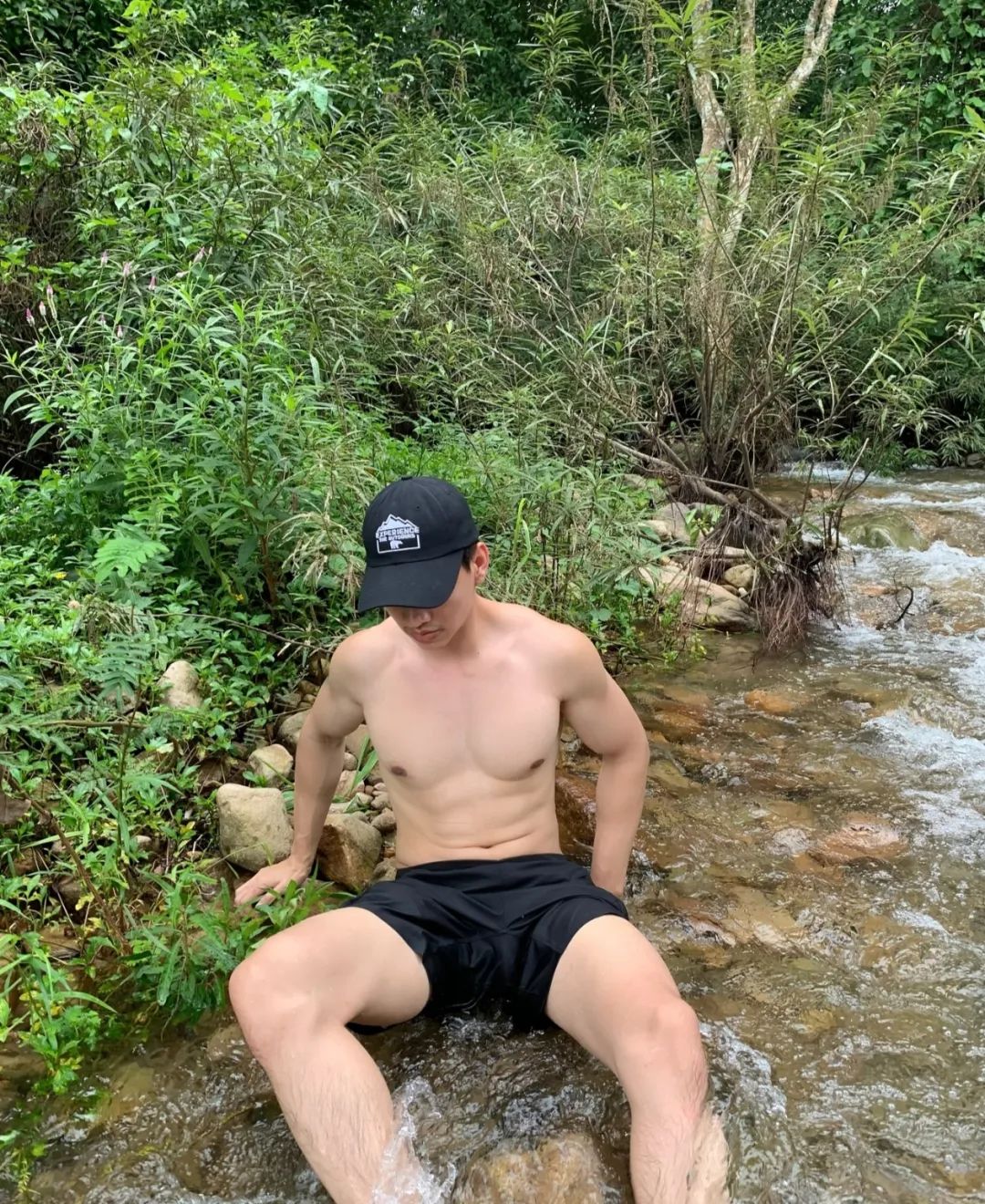 爬山累着的运动男直接下水洗澡！ - 51虹马