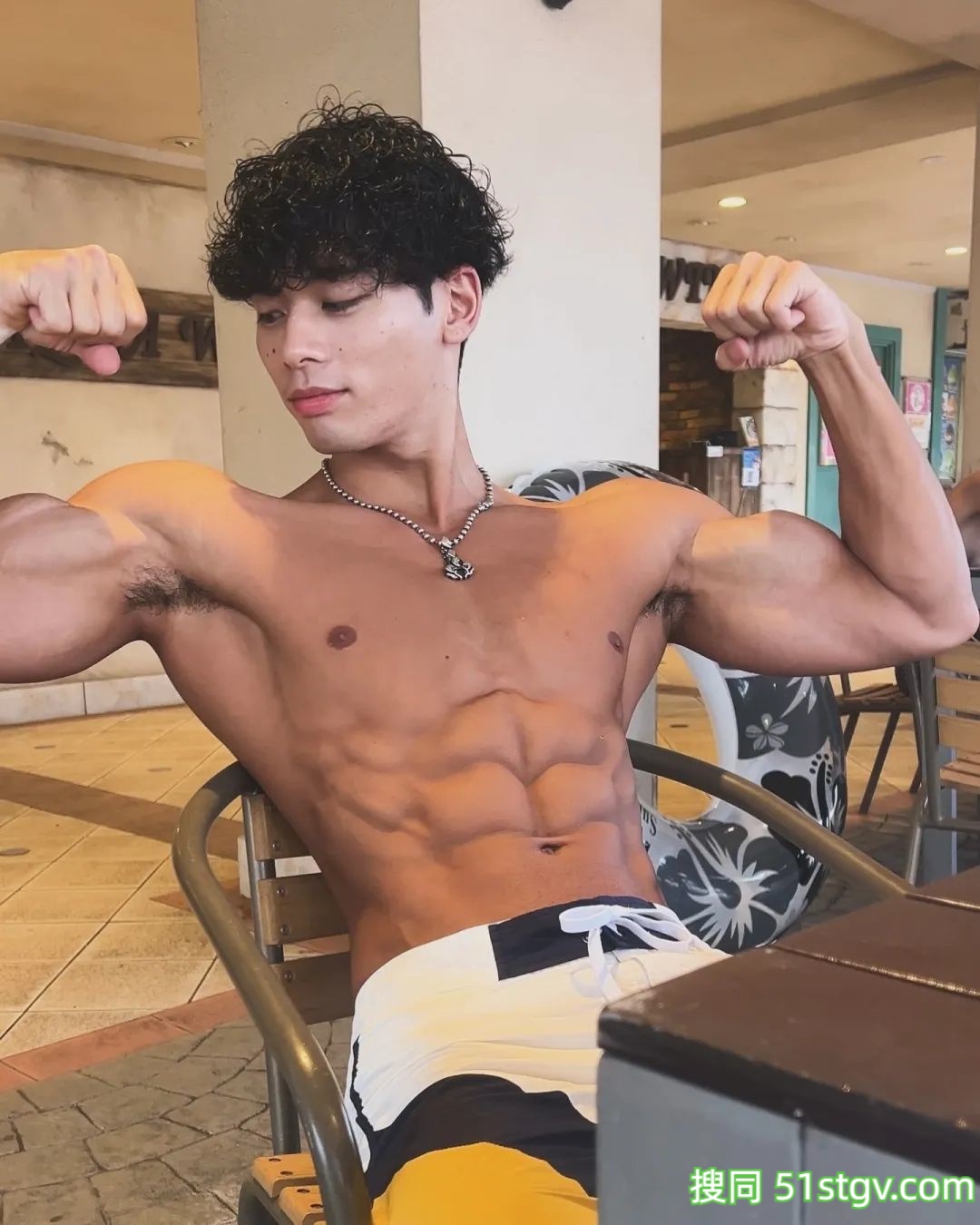 23岁日本健身网红,黝黑肩膀胸肌,这大胸肌泡水时能撩到人心里 - 51虹马 23岁日本健身网红,黝黑肩膀胸肌,这大胸肌泡水时能撩到人心里 - 51虹马