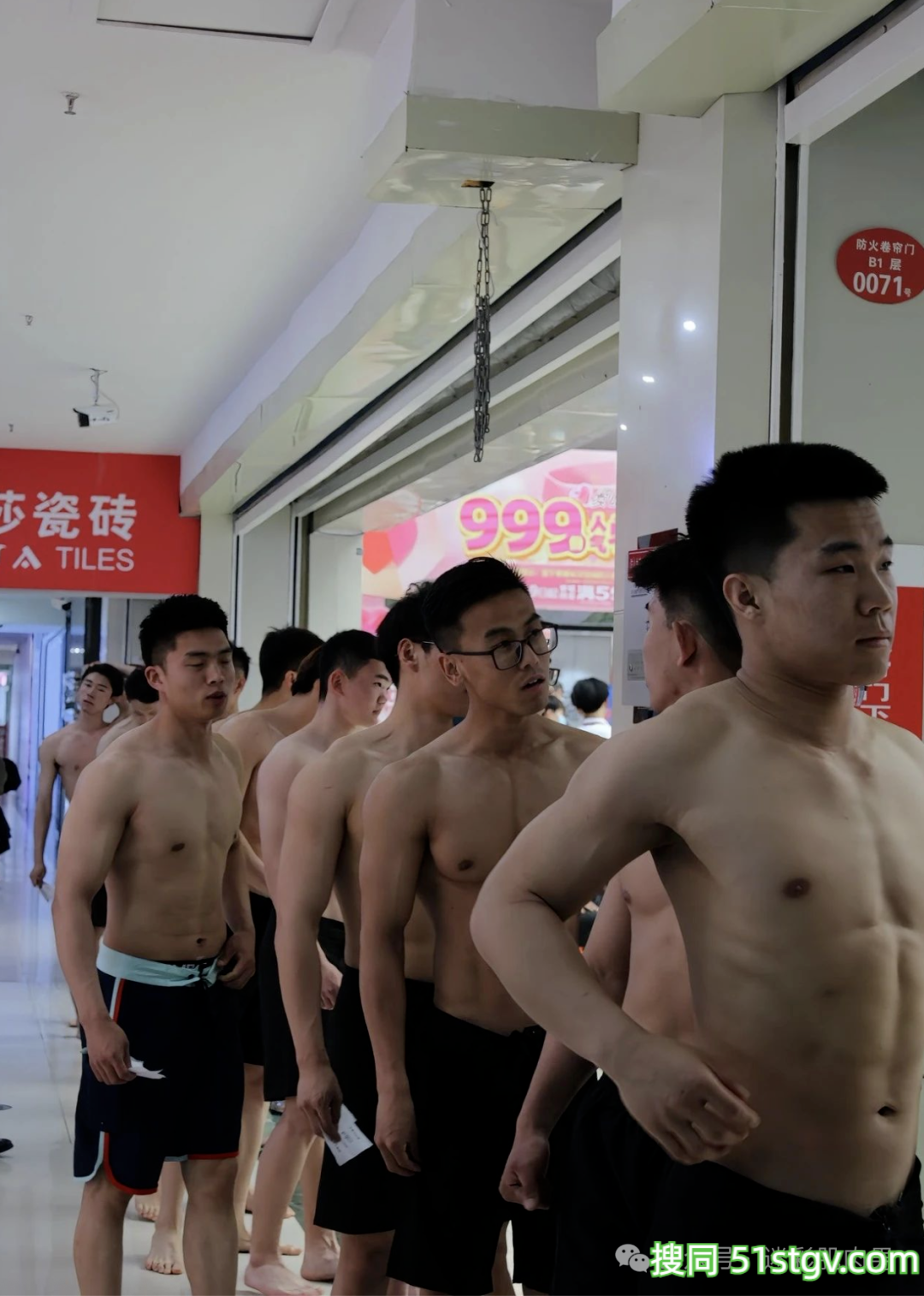 吉林大学成群的运动男穿这么少?大长腿太可了! - 51虹马 吉林大学成群的运动男穿这么少?大长腿太可了! - 51虹马